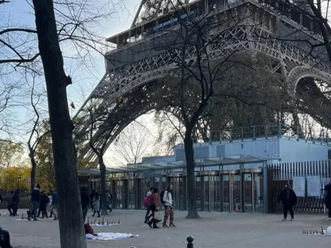 Cứ mong đến Paris xem tháp Eiffel, cô gái nhận ra không bao giờ nên tin ảnh sống ảo