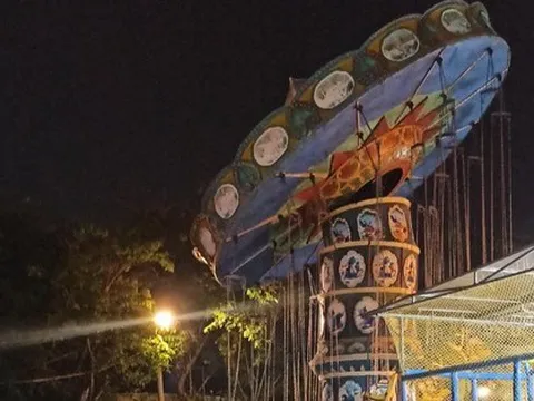 Đu quay ở Thủ Đức bất ngờ bị nghiêng, nhiều em nhỏ hoảng sợ