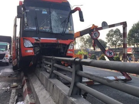 Xe giường nằm toác đầu, làm xiếc tại hầm chui ngã tư Vũng Tàu