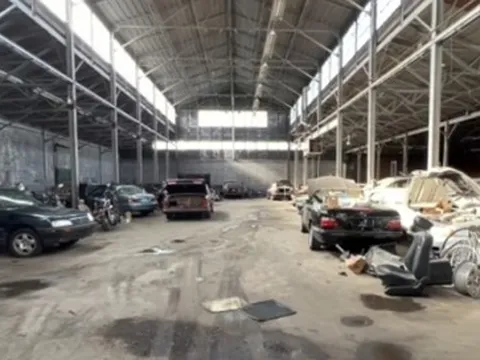 Phát hiện nhà kho bỏ hoang chứa siêu xe Rolls-Royces, BMW