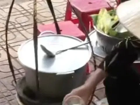 Người bán hàng rong đổ thức ăn thừa vào nồi nước lèo ở Nha Trang tiếp tục bị phạt