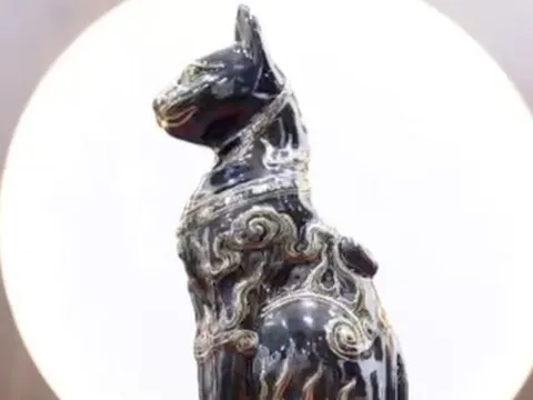 Quà Tết độc lạ: Kỳ linh đính đá quý, trổ vàng 24k giá hàng chục triệu đồng