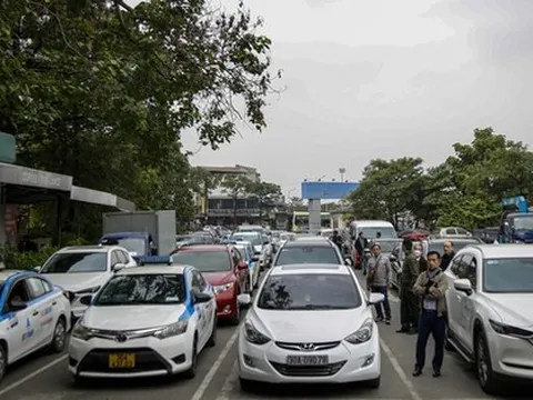 Hà Nội: Ô tô nườm nượp xếp hàng, chờ cả tiếng đồng hồ để đăng kiểm dịp cuối năm