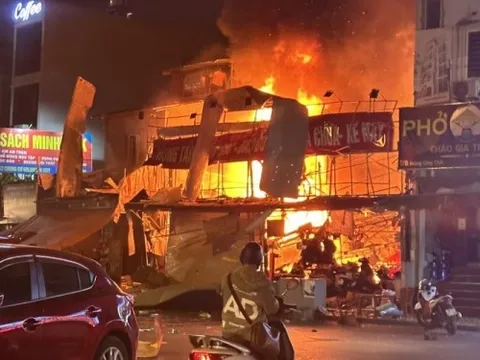 Cháy lớn tại cửa hàng sửa xe phố Hoàng Công Chất- Hà Nội