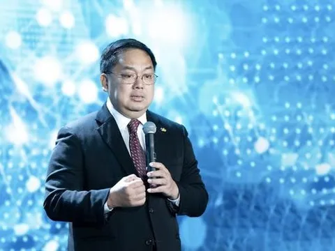 Ông Hoàng Nam Tiến nói về giới trẻ Việt Nam: Có người sở hữu hàng chục triệu USD vẫn làm 15-20 tiếng mỗi ngày, chưa bao giờ hưởng thụ