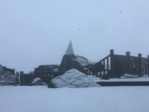 Tuyết đã phủ trắng đỉnh Fansipan, dân tình rần rần: "Lên Sa Pa nhanh còn kịp"