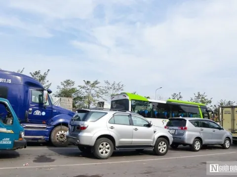 Trung tâm đăng kiểm nhiều nơi quá tải, tài xế than "30 năm mới gặp cảnh này"