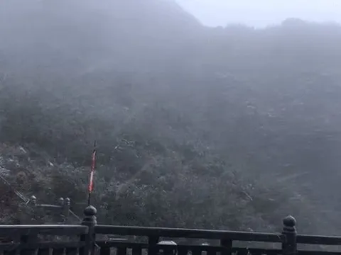 Mưa tuyết xuất hiện trên đỉnh Fansipan