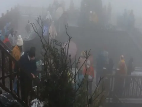 Du khách đổ xô lên Fansipan ngắm tuyết rơi