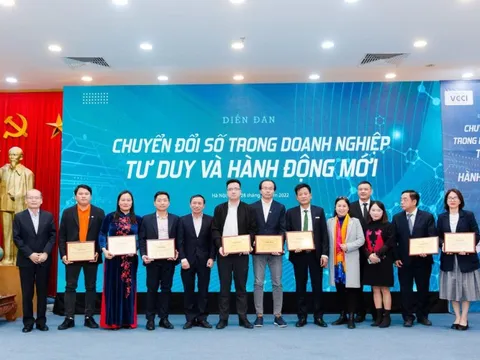 FPT Long Châu được vinh danh là doanh nghiệp chuyển đổi số tiêu biểu 2022