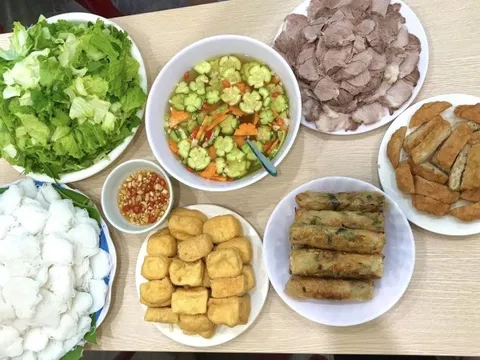 Chia sẻ bữa trưa ở công ty, cô gái khiến dân mạng thi nhau xin vào làm cùng