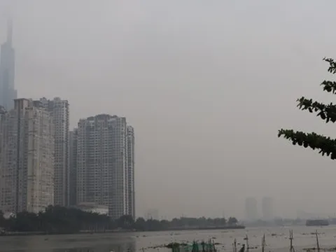 Hình ảnh TP HCM sáng 30-12, thời tiết se lạnh, sương mù bao phủ