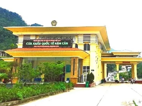 Bắt tạm giam 3 cán bộ Hải quan Nghệ An để điều tra tội nhận hối lộ