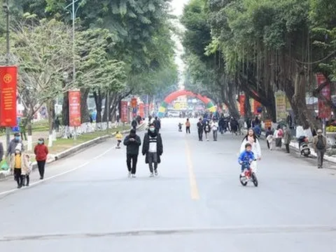 Phố đi bộ Trần Nhân Tông vắng vẻ trong ngày đầu hoạt động