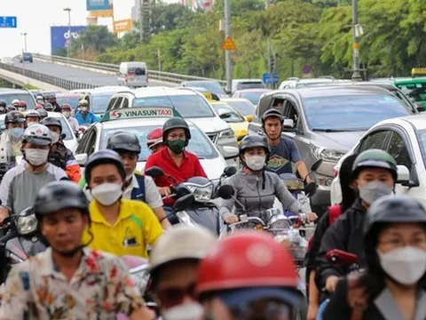 TP.HCM ùn tắc kéo dài trong chiều thứ 6 cuối cùng của năm, CSGT vất cả điều tiết