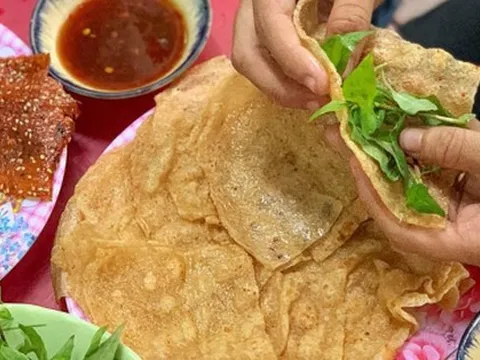 'Quên lối về' với chả cá cuốn rau răm, món ăn vặt đặc sản ở Bình Định