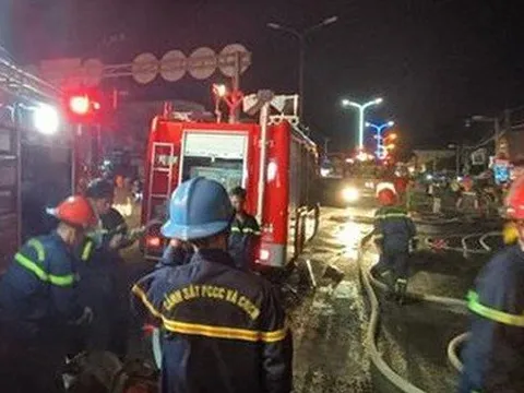 Cháy xưởng đồ gỗ trên Quốc lộ 1