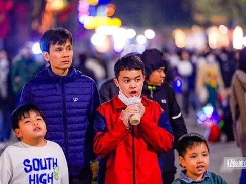 Người dân đổ về hồ Gươm đón chờ khoảnh khắc năm mới