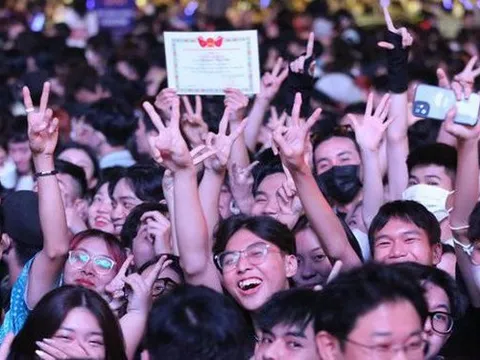 Phố đi bộ Nguyễn Huệ trước thời khắc đón 2023: Đông chưa từng thấy