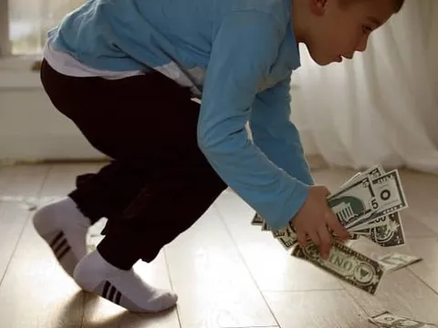 4 sai lầm tài chính khiến bạn "nghèo vẫn hoàn nghèo", năm mới cần học cách bỏ sớm để nửa đời sau càng khấm khá hơn