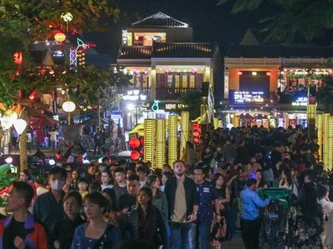 Du khách chen chân "xông đất" Hội An ngày đầu năm: "Đón Tết ở đây thật tuyệt"