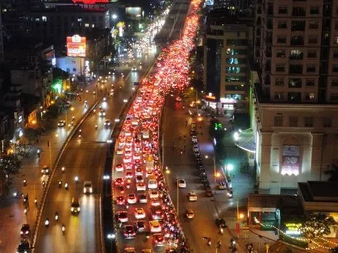 Dòng xe nhích từng mét từ chiều đến tối về Thủ đô ngày cuối nghỉ Tết