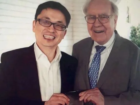 Ông chủ đế chế 500 tỷ NDT từng được Buffett lái xe đến tận nhà đón đi ăn: Nguyên tắc thành công của tôi là đốt cháy 3 'ngọn lửa' này càng sớm càng tốt