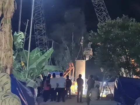 Cứu nạn bé trai 10 tuổi rơi xuống trụ bê tông: Lồng ống thép để nhổ cọc lên