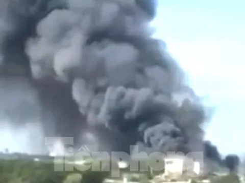 Cháy lớn tại công ty gỗ ở Bình Dương, khói bốc cao cuồn cuộn