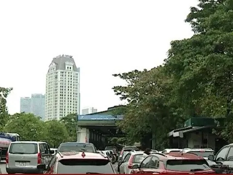 Người dân phía Bắc xếp hàng đăng kiểm ô tô, nhu cầu tăng gấp 3 lần