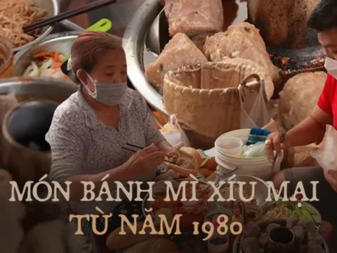 Hàng bánh mì xíu mại có tuổi đời hơn 40 năm khiến chàng du khách Mỹ mê mẩn, mua nhiều đến nỗi chủ quán quen mặt