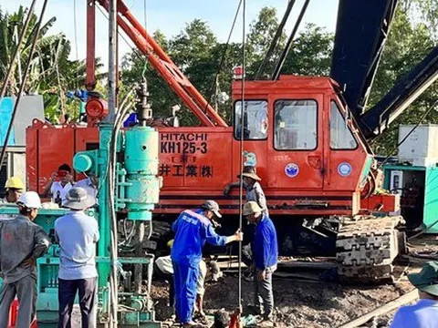 Chuẩn bị nhổ trụ bê tông khỏi lòng đất cứu nạn bé trai 10 tuổi mắc kẹt