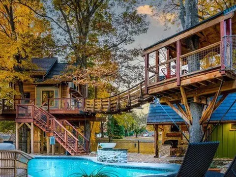 Thích leo trèo từ nhỏ, người đàn ông ''lập dị'' xây nhà trên 5 cái cây