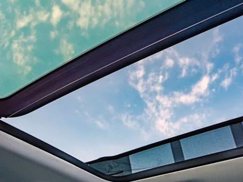 Mercedes-Benz mất 20 năm tìm lỗi khiến cửa sổ trời bung ra ngoài