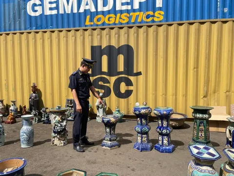 Hải quan TP HCM thu giữ lô đồ cổ 100 năm tuổi nhập lậu từ Pháp