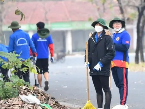 Sinh viên tình nguyện dọn dẹp sân Mỹ Đình trước bán kết lượt về AFF Cup 2022