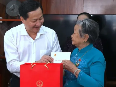 Phó Thủ tướng Chính phủ Lê Minh Khái chúc Tết, tặng quà tại Cà Mau