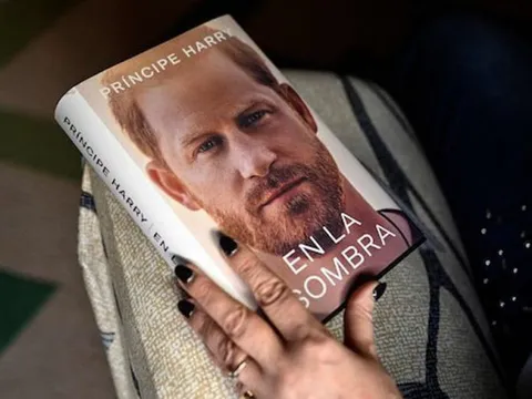 Hồi ký của Vương tử Harry vẫn tiếp tục gây bão với loạt chi tiết riêng tư nhạy cảm, ngay cả Vương hậu Camilla cũng không thoát