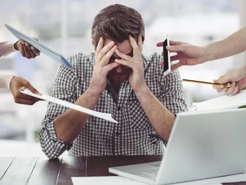 Khi công việc xâm phạm thời gian nghỉ Tết: Chạy deadline xuyên ngày đêm, mang theo laptop đi chúc Tết