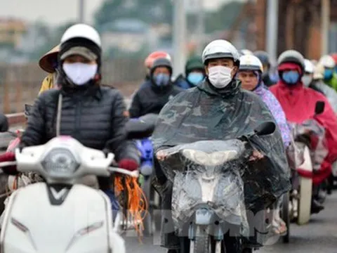 Người Hà Nội 'không mưa cũng phải mặc áo mưa' khổ sở đi làm, đi học