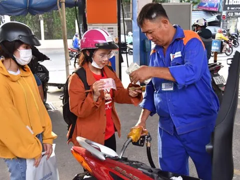 Giá xăng giữ nguyên, giá dầu giảm mạnh