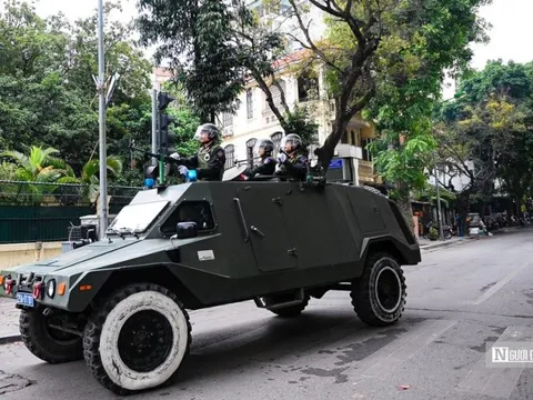 Xe bóc thép diễu hành trong ngày Công an Hà Nội ra quân