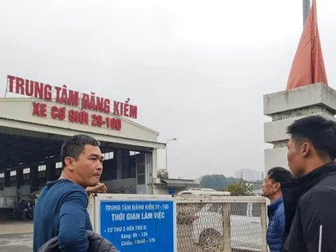 Hà Nội: Vạ vật, ăn ngủ trước trung tâm đăng kiểm 3 ngày chưa xong
