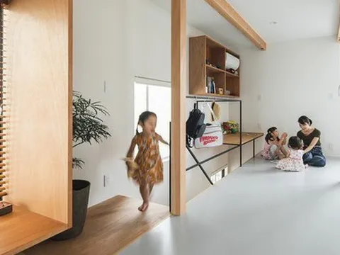 Gia đình có 3 con nhỏ sống thoải mái trong ngôi nhà phố chật hẹp nhờ thiết kế thông minh
