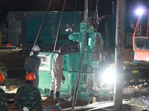 Tiếp tục nỗ lực đưa thi thể cháu bé khỏi cọc bê tông sâu 35m
