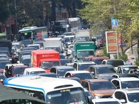 Đường phố Hà Nội "lúc nào cũng tắc" trong những ngày gần Tết Quý Mão 2023