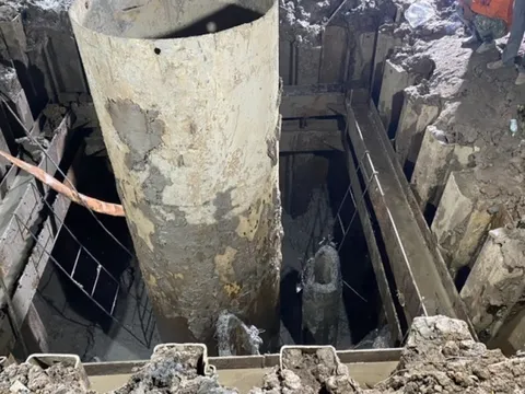 Bé trai 10 tuổi lọt xuống trụ bê tông sâu 35m: Dùng 2 vòi xói phá đất