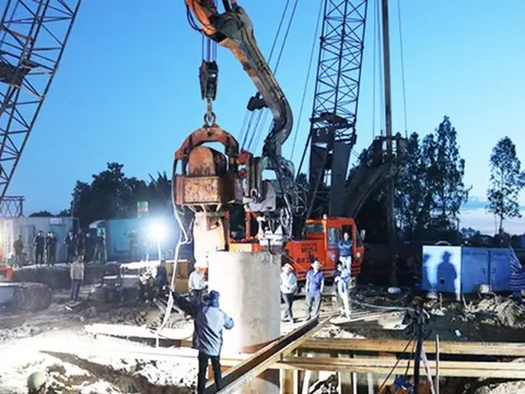 Vì sao cứu hộ bé trai 10 tuổi lọt xuống trụ bê tông sâu 35m mất nhiều thời gian?