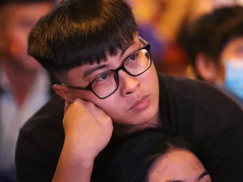 Ảnh: Loạt cảm xúc từ vui mừng, hụt hẫng đến… thở phào của CĐV ở TP.HCM trong đêm chung kết lượt đi AFF Cup