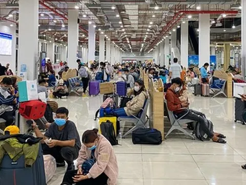 Lần đầu tiên Bến xe Miền Đông mới đông đúc dịp Tết: Khách đứng ngồi la liệt chờ về quê